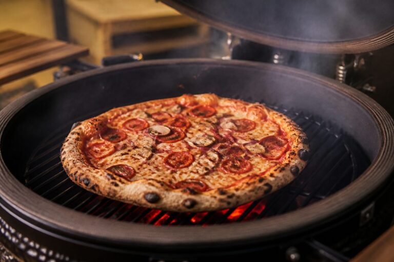 grill pizza on kamado